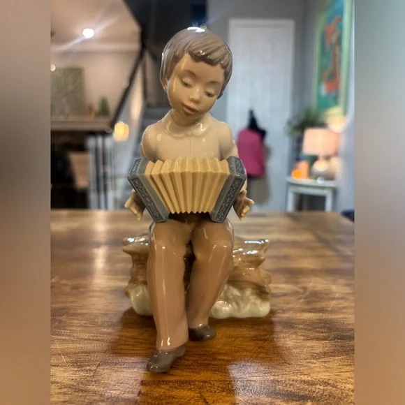 Vintage Lladro, Little Boy Playing the Accordion, Excellent condition No Box - Picture 1 of 10